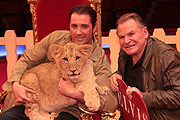 Martin Lacey jr, Löwenbaby Elvis und Löwenpate Fritz Wepper (©Foto: Martin Schmitz)